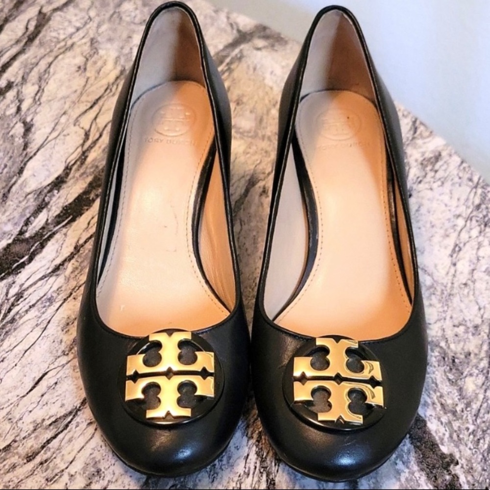TORY BURCH-YOU ARE GOING TO LOVE. CUTE AND COMFORTABLE.SIZE 6 1/2 LOGO ON TOE.